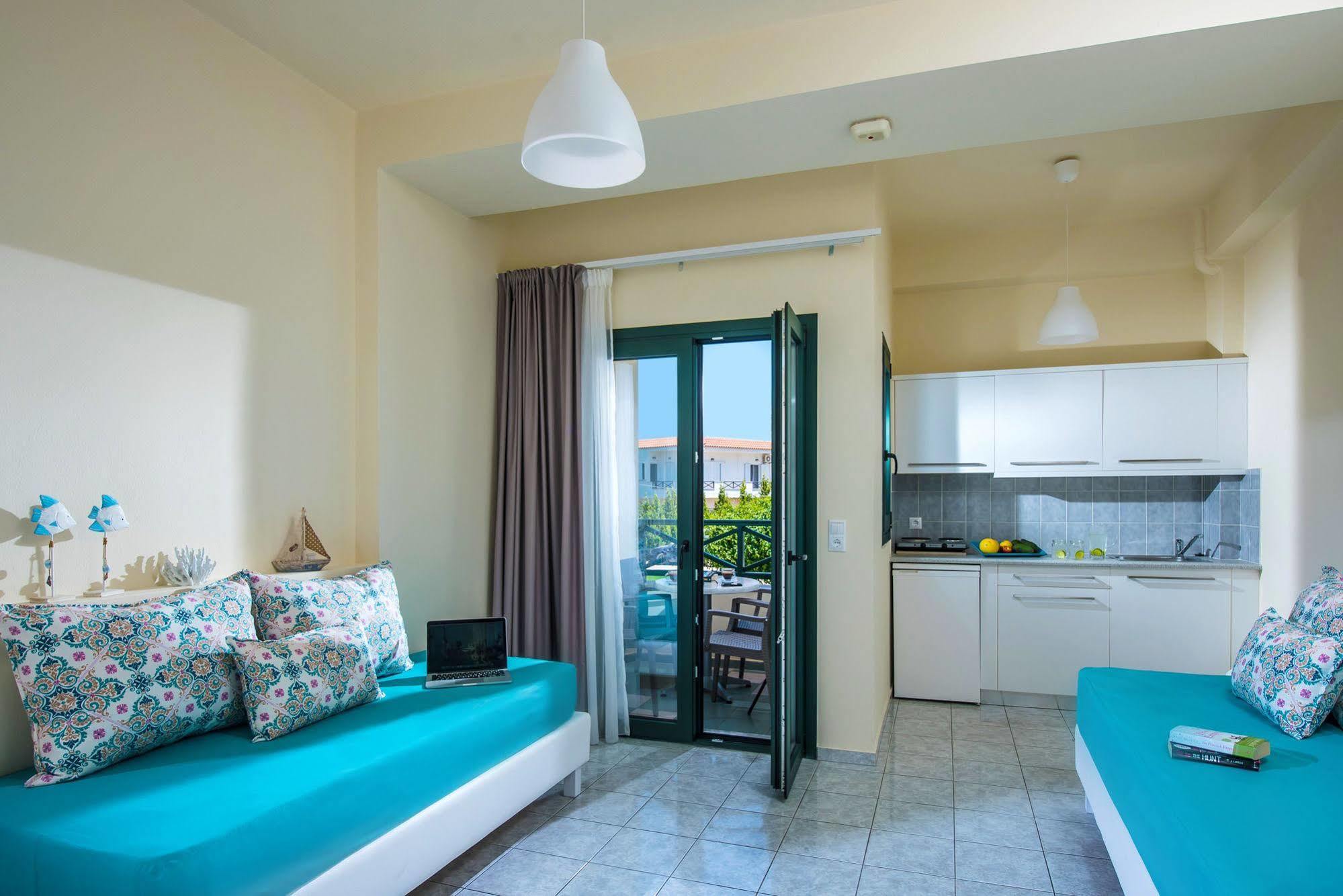 Kristalli Hotel Apartments มาเลีย ภายนอก รูปภาพ