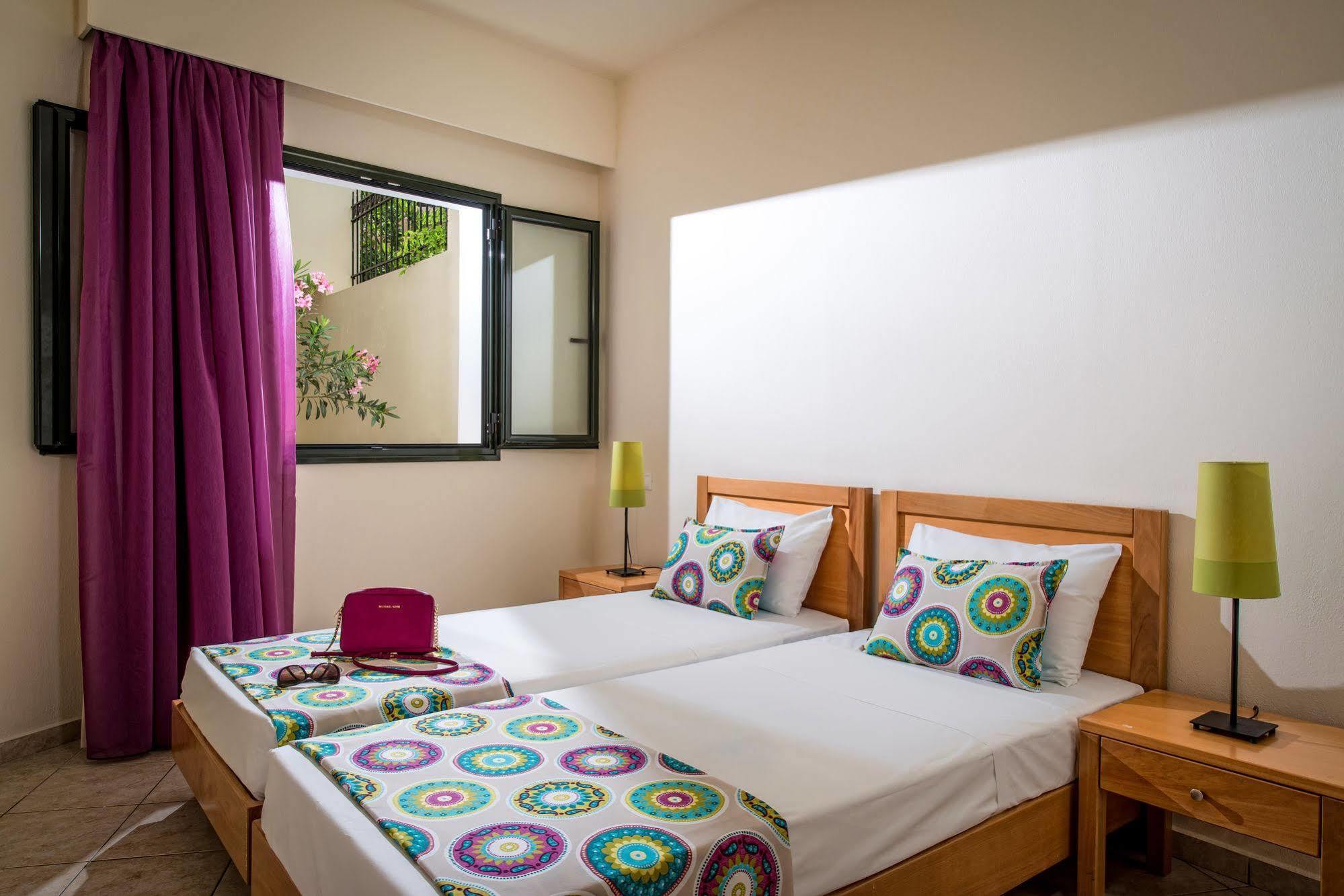 Kristalli Hotel Apartments มาเลีย ภายนอก รูปภาพ
