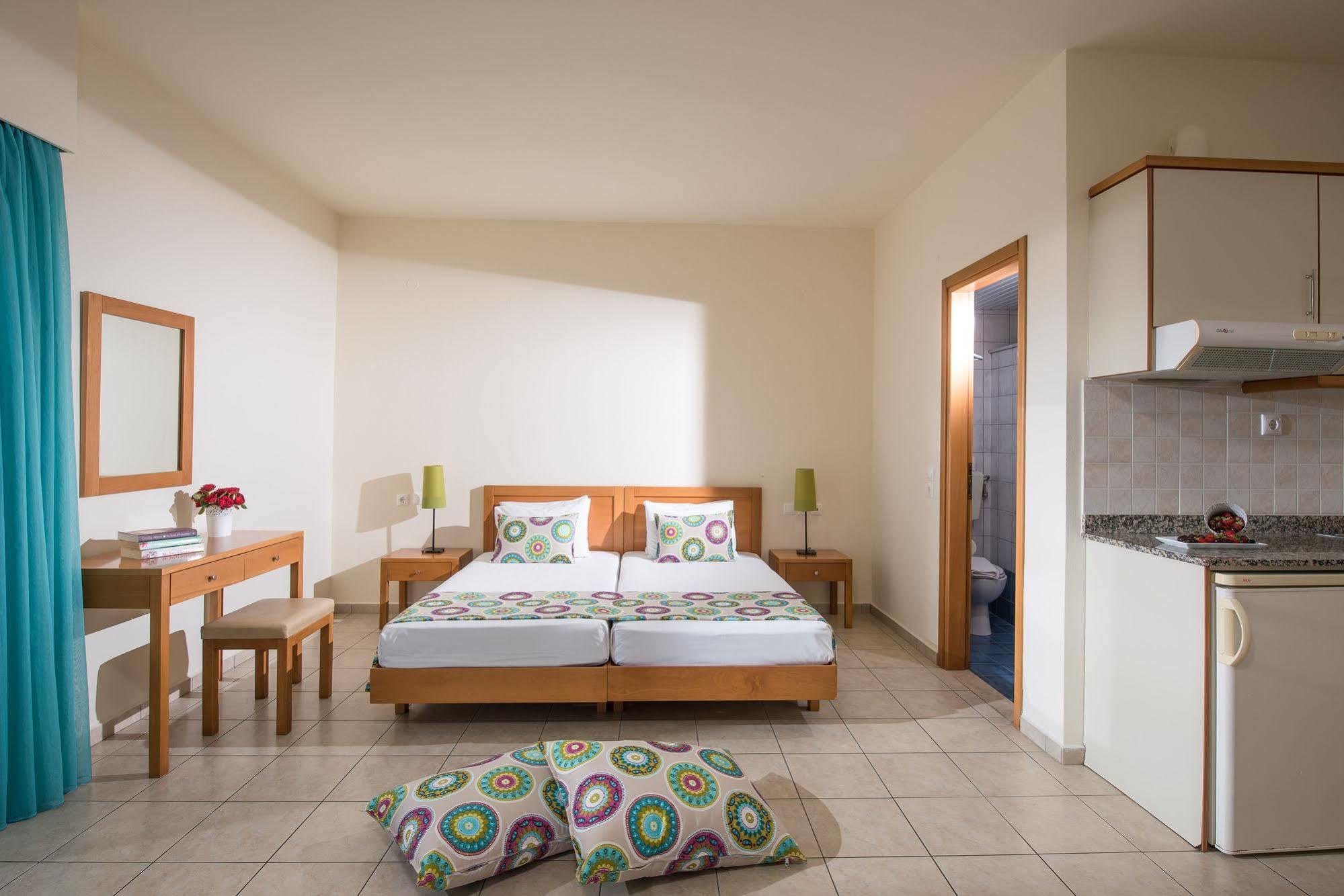 Kristalli Hotel Apartments มาเลีย ภายนอก รูปภาพ