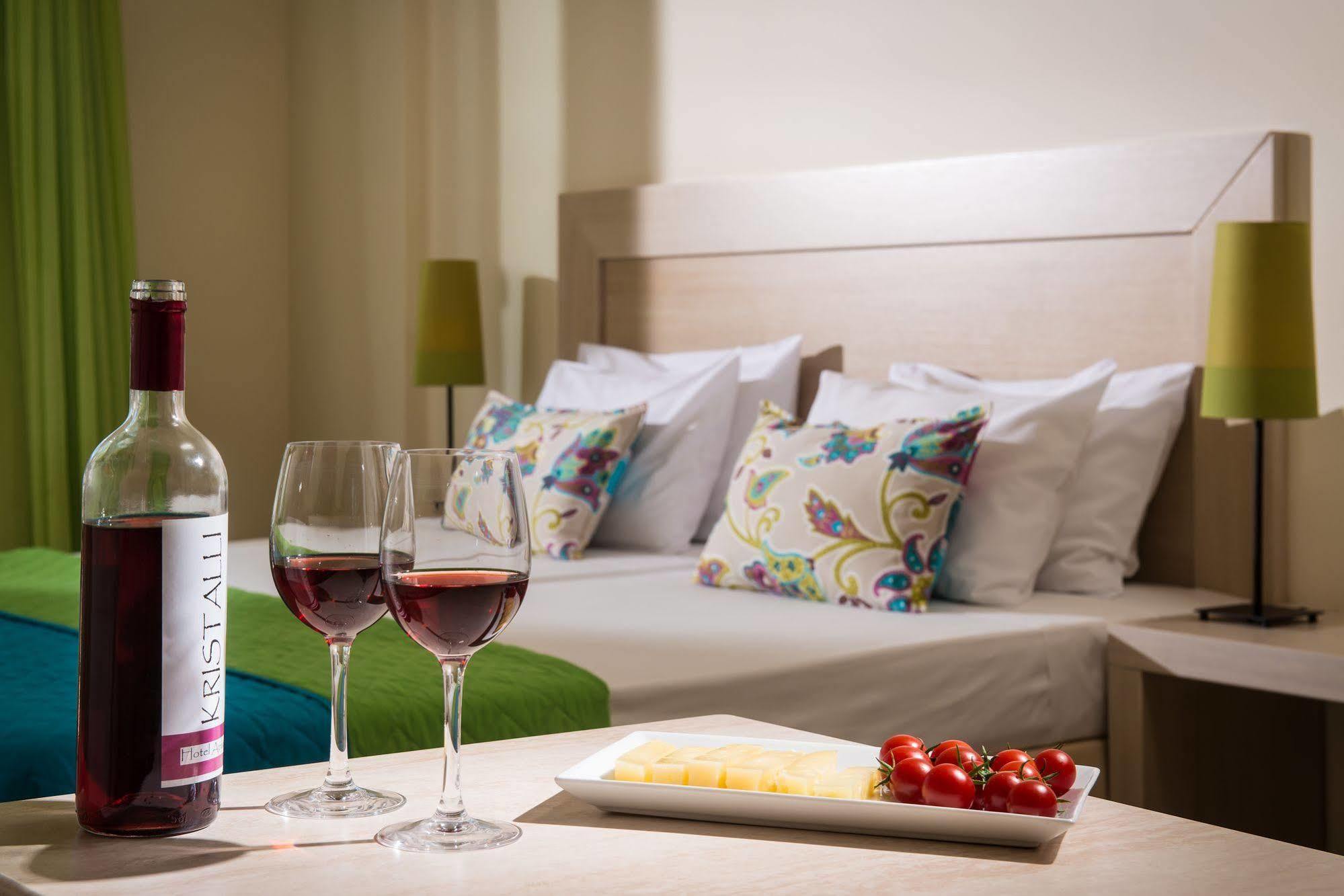 Kristalli Hotel Apartments มาเลีย ภายนอก รูปภาพ